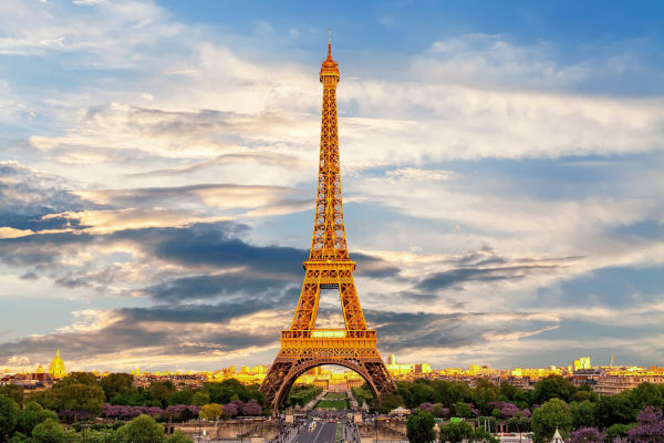 How to reach Paris by train, The eiffel tower