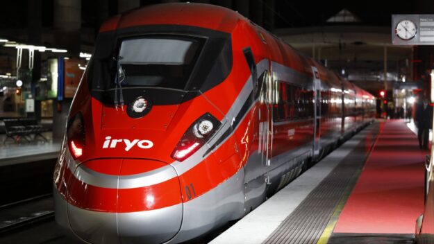 tren iryo alta velocidad italiano rojo